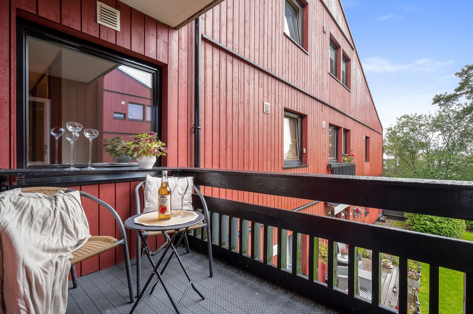 Kan møbleres med noe utmøbler, som gjør det til et hyggelig sted å benytte på solfylte og varme dager. Galleribilde