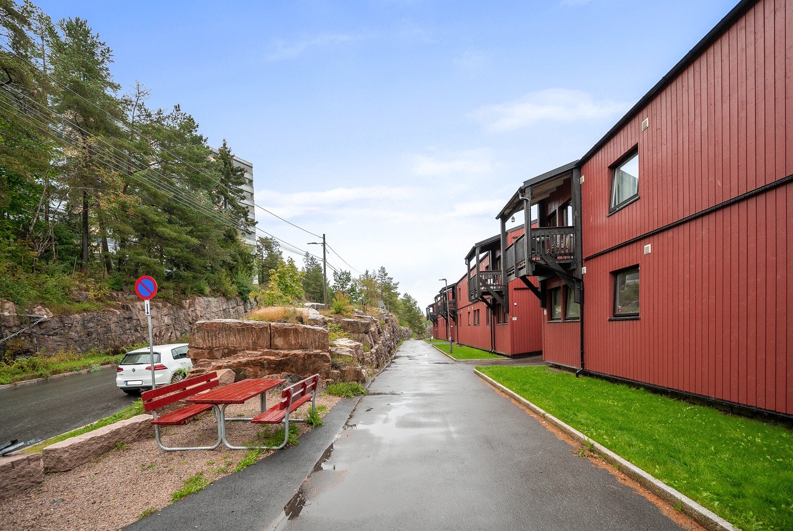 Store deler av nabolaget og omriget av skog og frodige omgivelser. Galleribilde