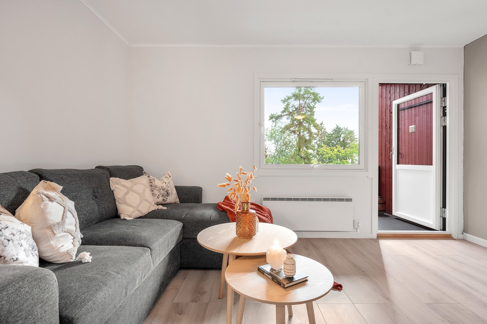Rommet ble malt i 2024 - i moderne og lyse farger. Galleribilde