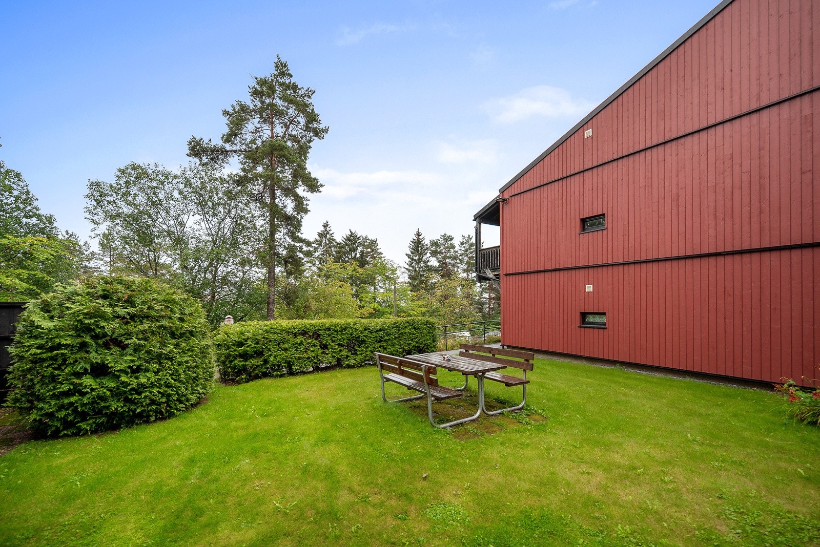 Her har man rikelig med turmuligheter inn i marka. I tillegg er det gangavstand til buss, T-bane og dagligvarebutikk. Galleribilde