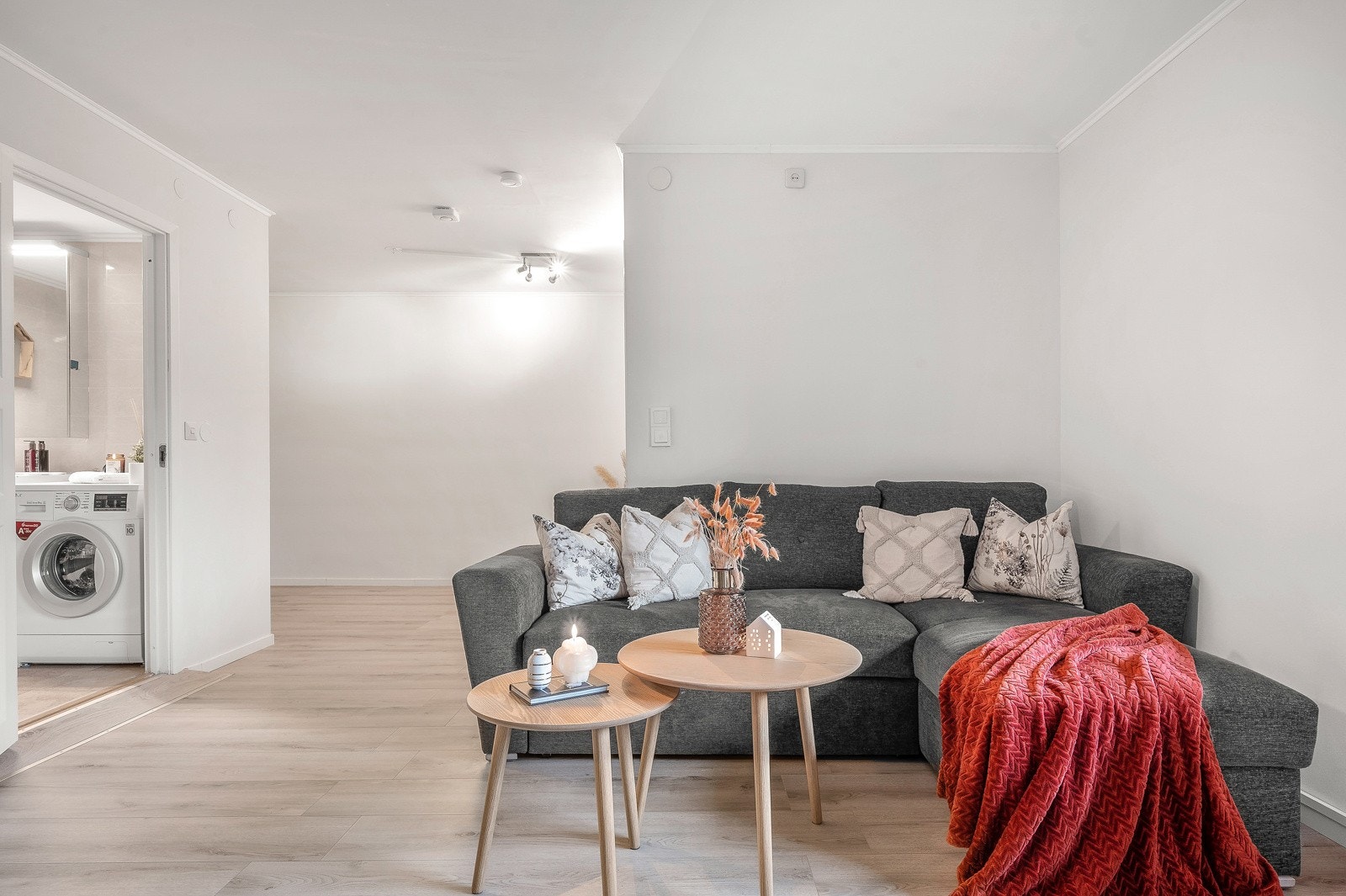 Lys og romslig stue med plass for sofa, tilhørende salongbord, tv-seksjon og annet møblement om ønskelig. Galleribilde