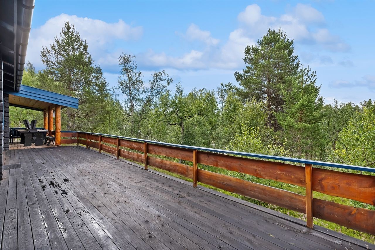 Fin terrasse med god plass til utemøbler Galleribilde