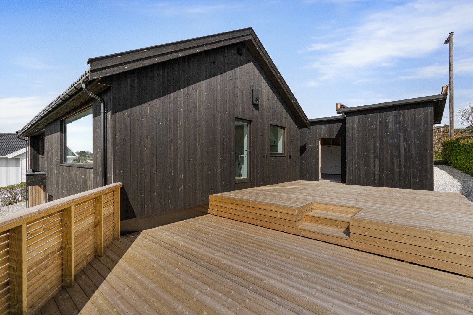 Her kan man enkelt innrede med grill og større sittegrupper, perfekt for hyggelige stunder i solen eller sene sommerkvelder. Galleribilde