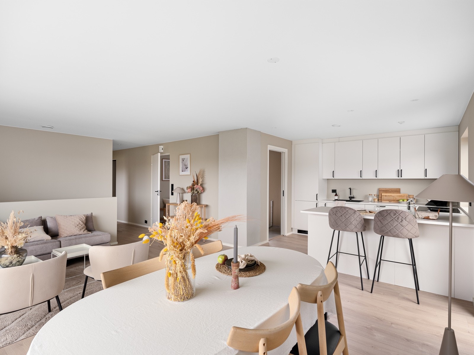 På gulvet er det 1-stavs laminat og listefri overgang til himling. Galleribilde