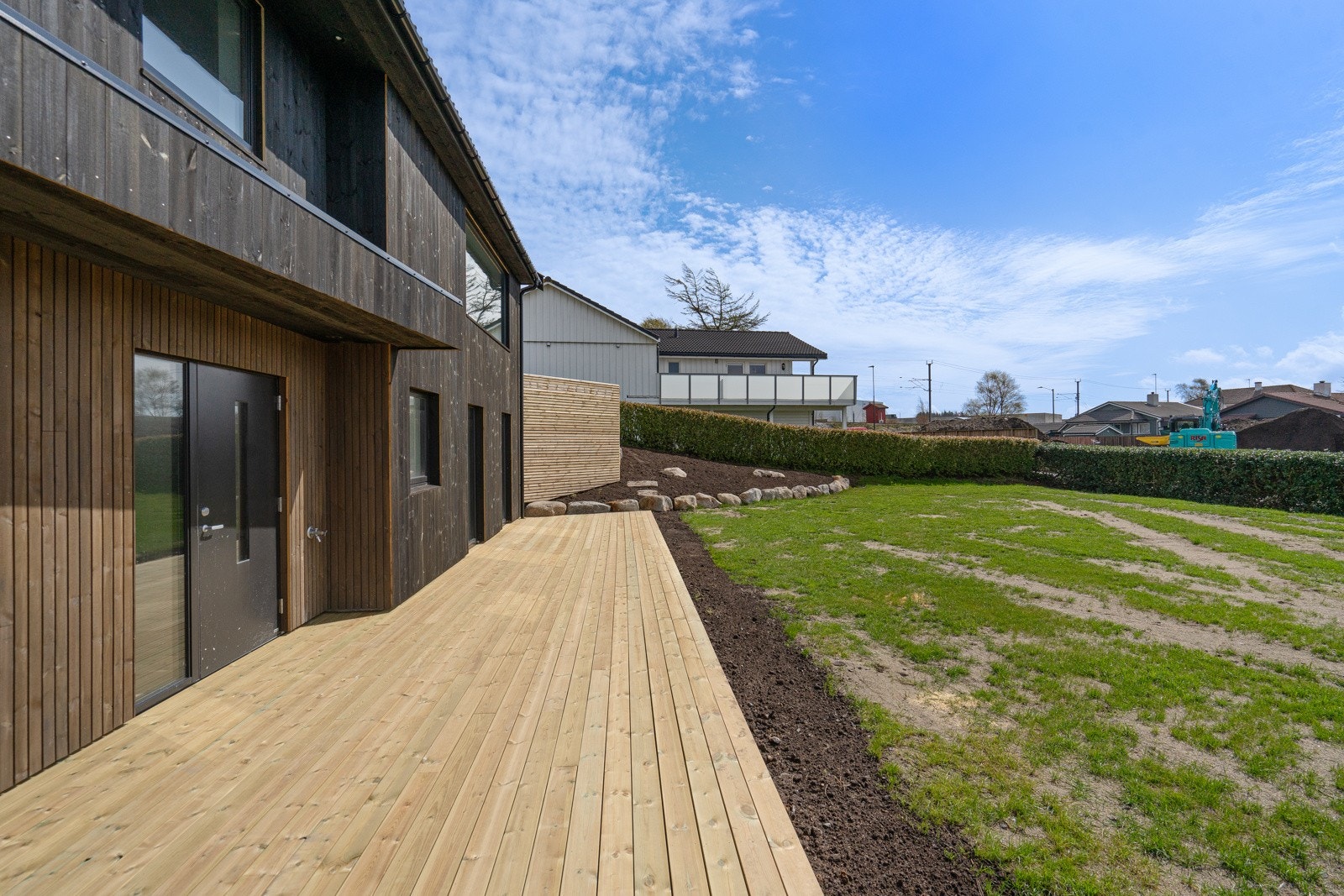 Boligen har også en terrasse på nedsiden. Galleribilde