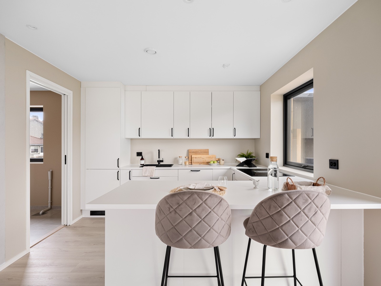 Kjøkkenet er hjertet i hjemmet og her forenes funksjonalitet med estetikk. Galleribilde