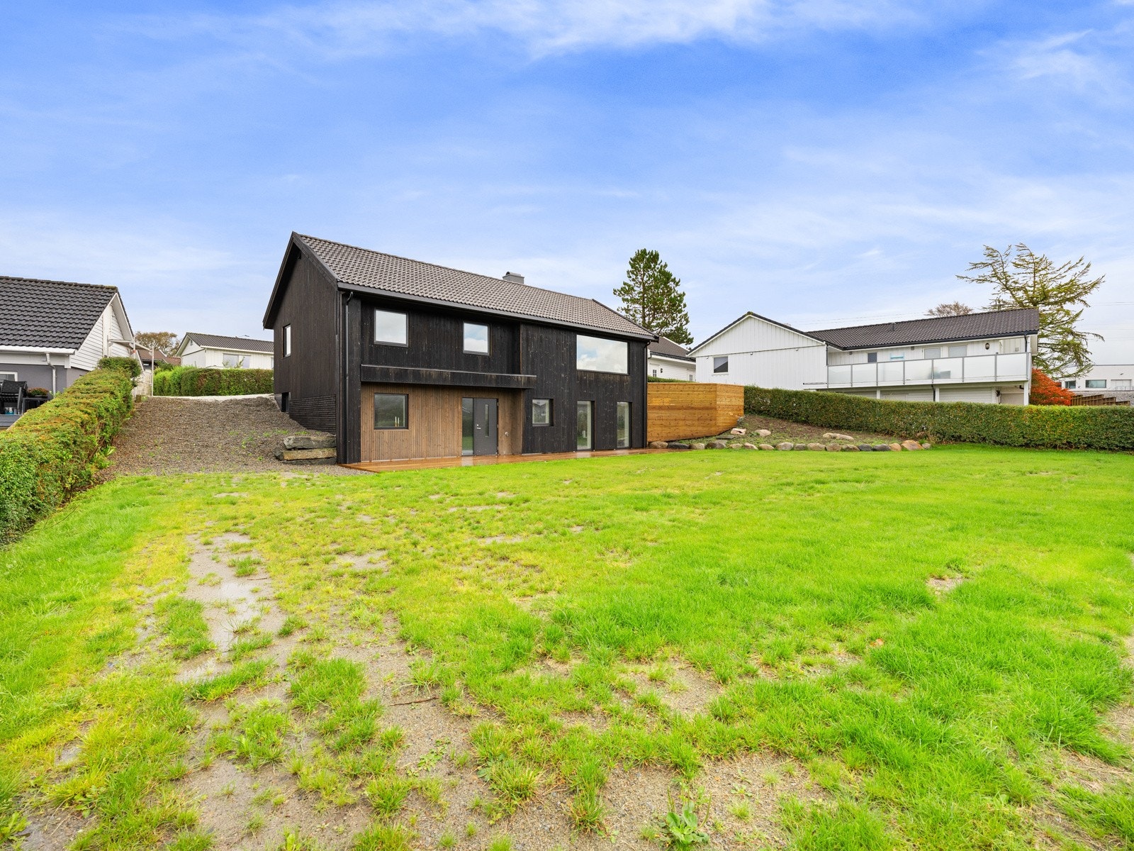 Yttervegger er etterisolert med 10 cm isolasjon, som nå er på totalt 20 cm. Grunnmuren er etterisolert med 14 cm isopor på utsiden, og 5 cm på innsiden. Galleribilde