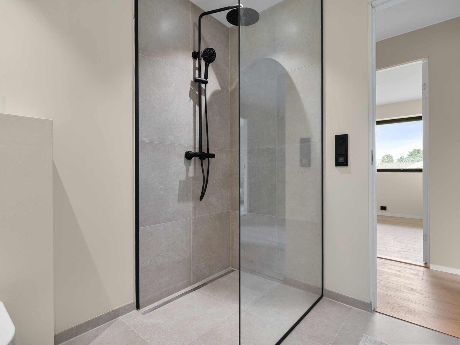 Badene har fastmontert dusjvegg og rainshower. Galleribilde