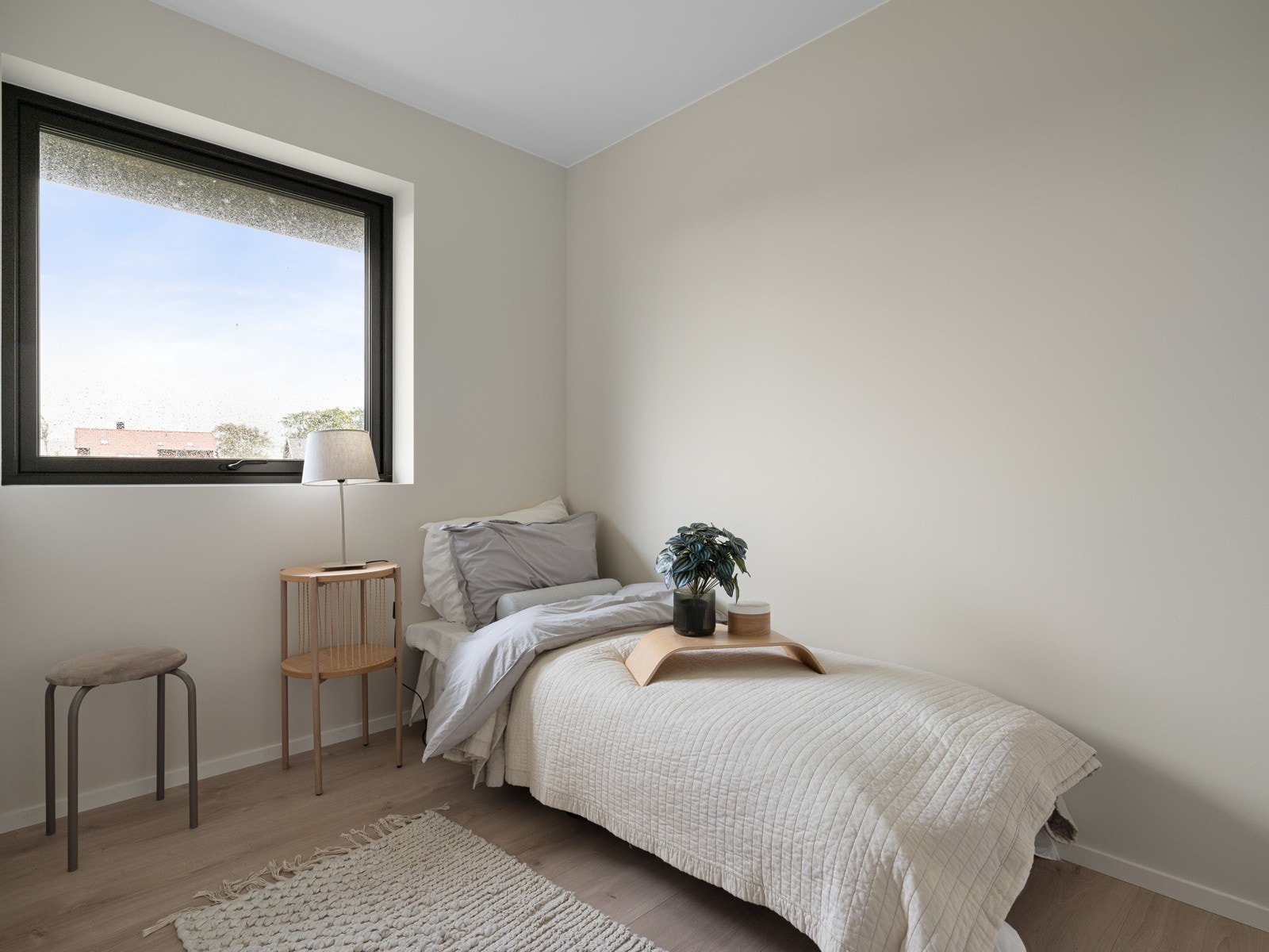 Naturlig lys strømmer inn gjennom store vindusflater, noe som bidrar til et behagelig dagslys. Galleribilde