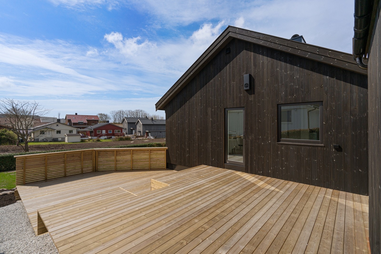 Terrassen tilbyr et areal som er godt tilrettelagt for både spisegrupper og avslappende utemøbler. Galleribilde