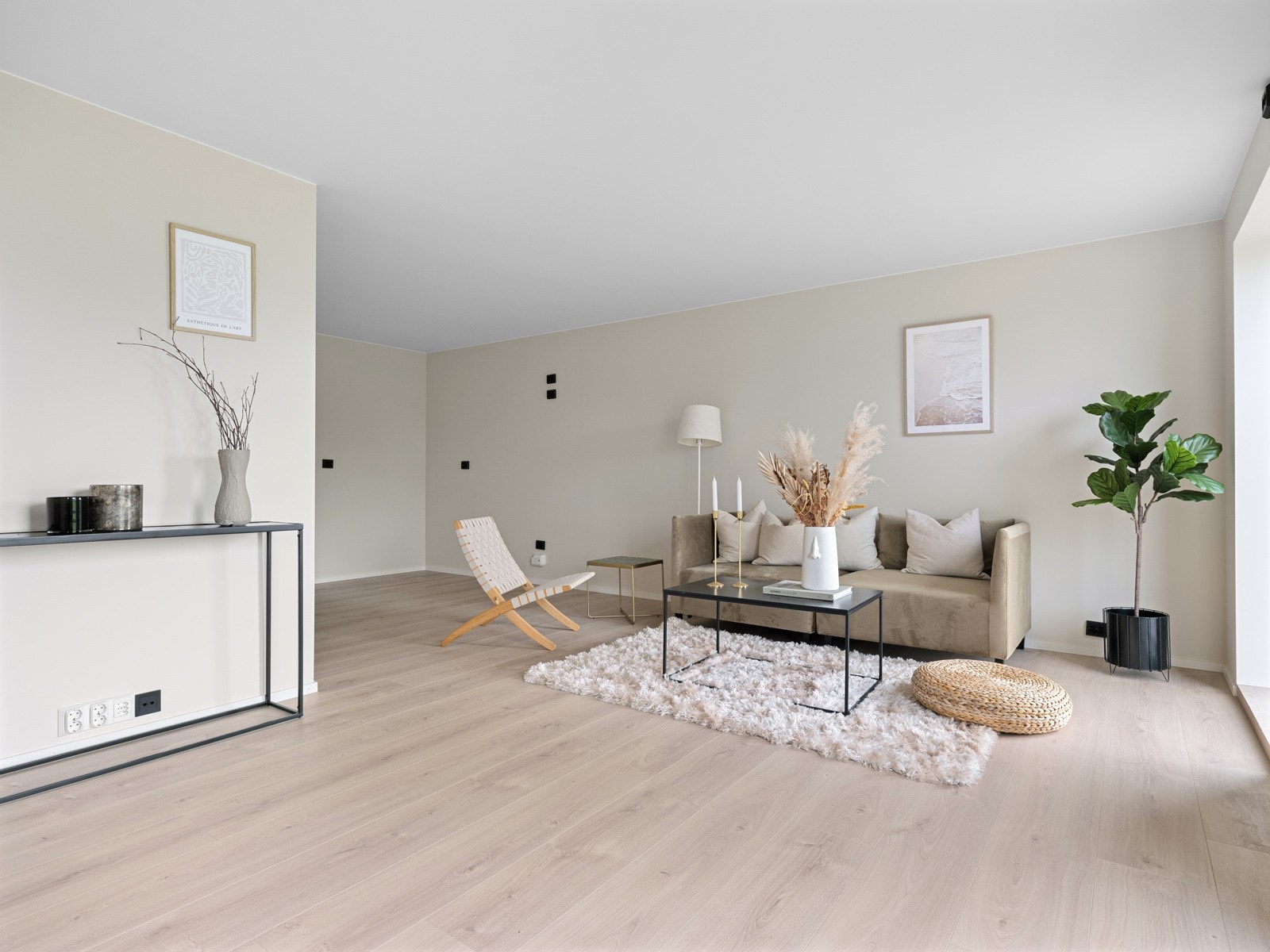 Store vindusflater sørger for godt lysinnfall, noe som bidrar til en behagelig atmosfære. Galleribilde