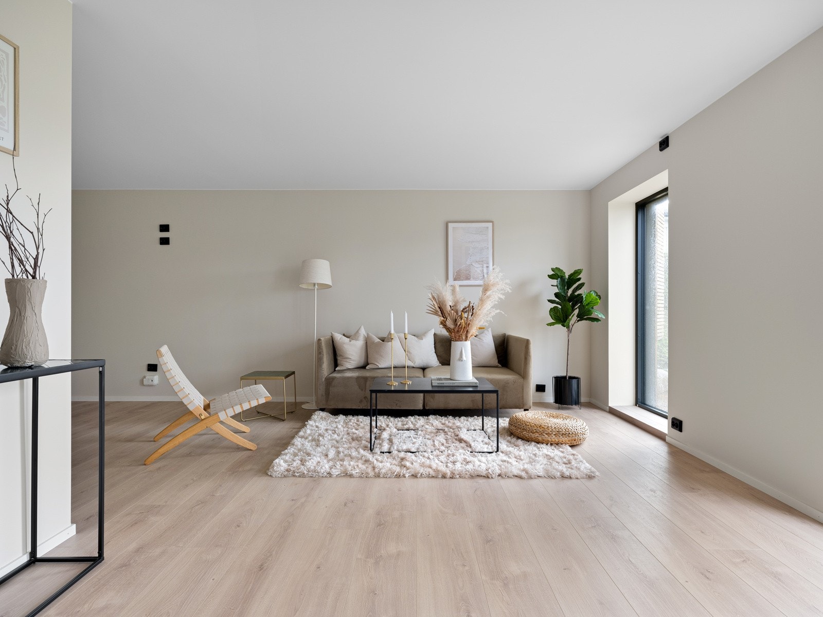 Med sine nøytrale fargevalg og materialer i høy kvalitet, tilbyr rommet et solid grunnlag for personlige tilpasninger. Galleribilde