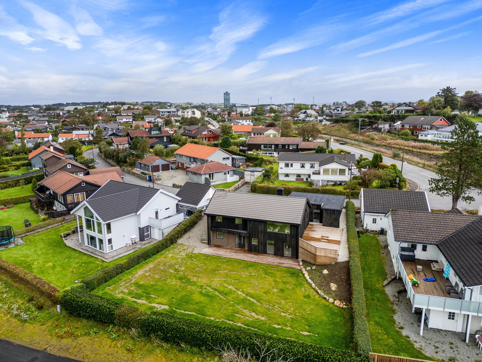 Her har dere nærhet til barnehager, skoler, friluftsområder, kollektivtransport, en rekke butikker og et variert servicetilbud. Galleribilde
