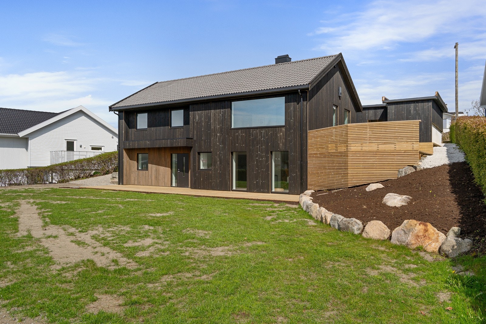 Tomten utgjør et generøst og familievennlig areal som gir god plass til utendørsaktiviteter og hageglede. Galleribilde