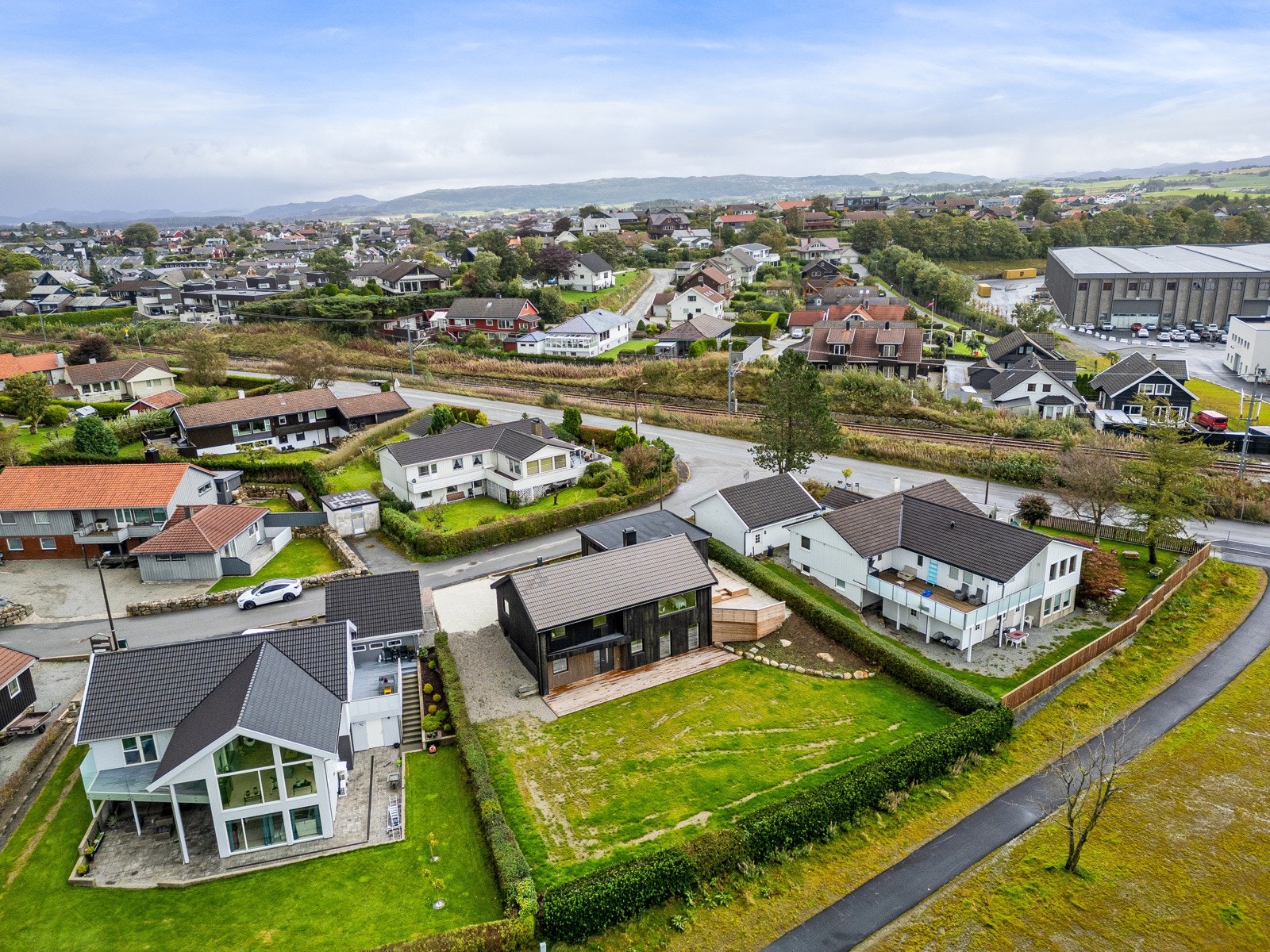 Rør for overvann og spillvann er lagt nytt til utenfor eiendomsgrense. Gulvet i kjelleren er meislet opp og etterisolert med 20 cm isopor. Galleribilde