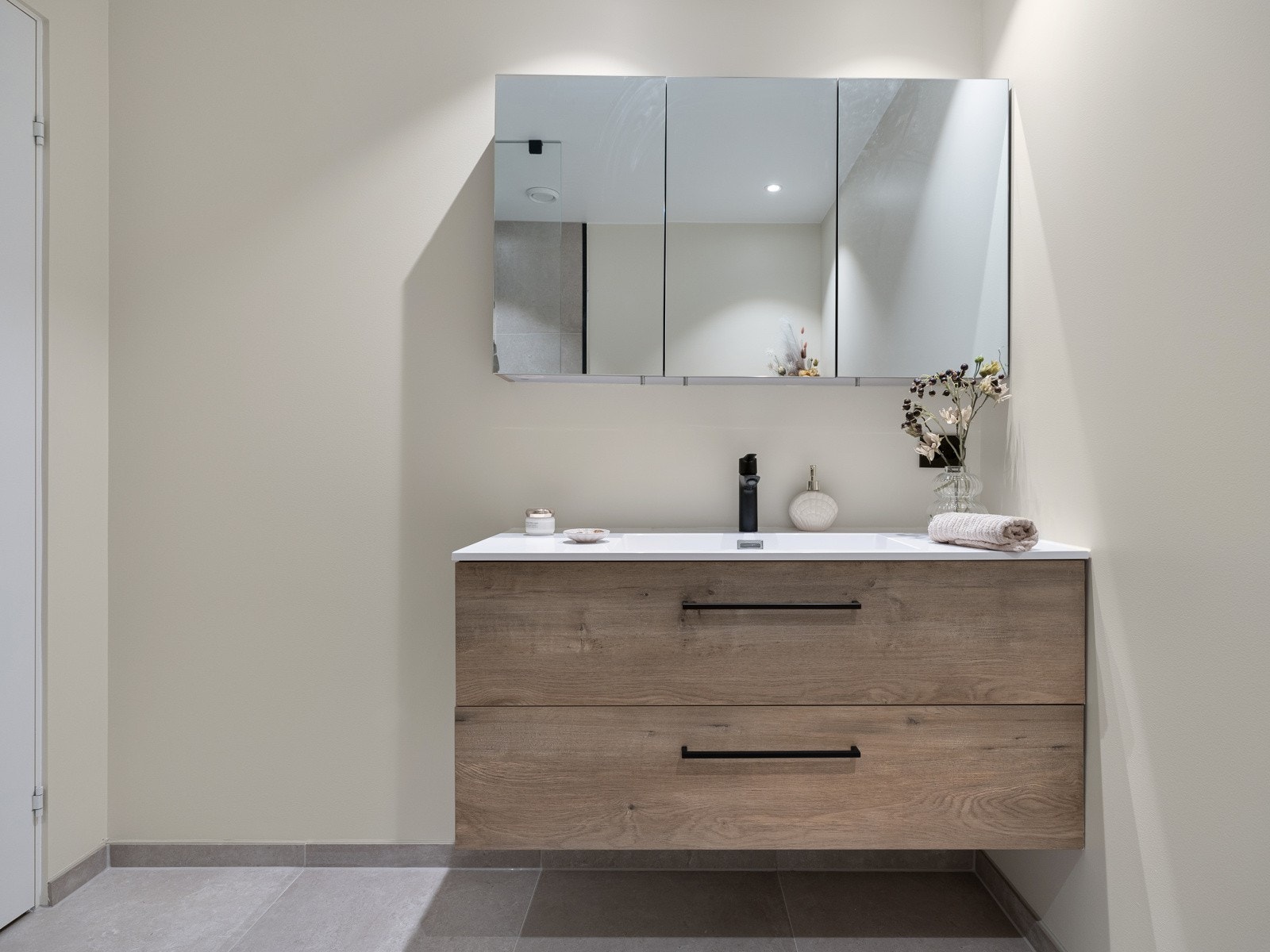 Begge bad har god standard med fliser på gulv og i dusjsone og ellers malte veggflater. Galleribilde