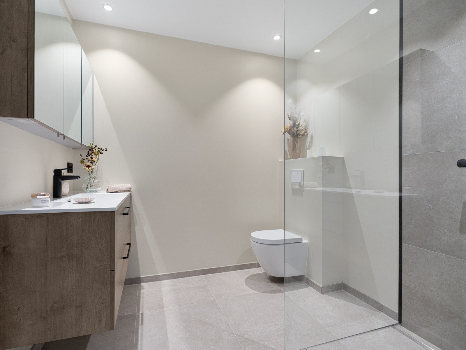 Det er totalt to bad i boligen, ett i hver etasje. Galleribilde