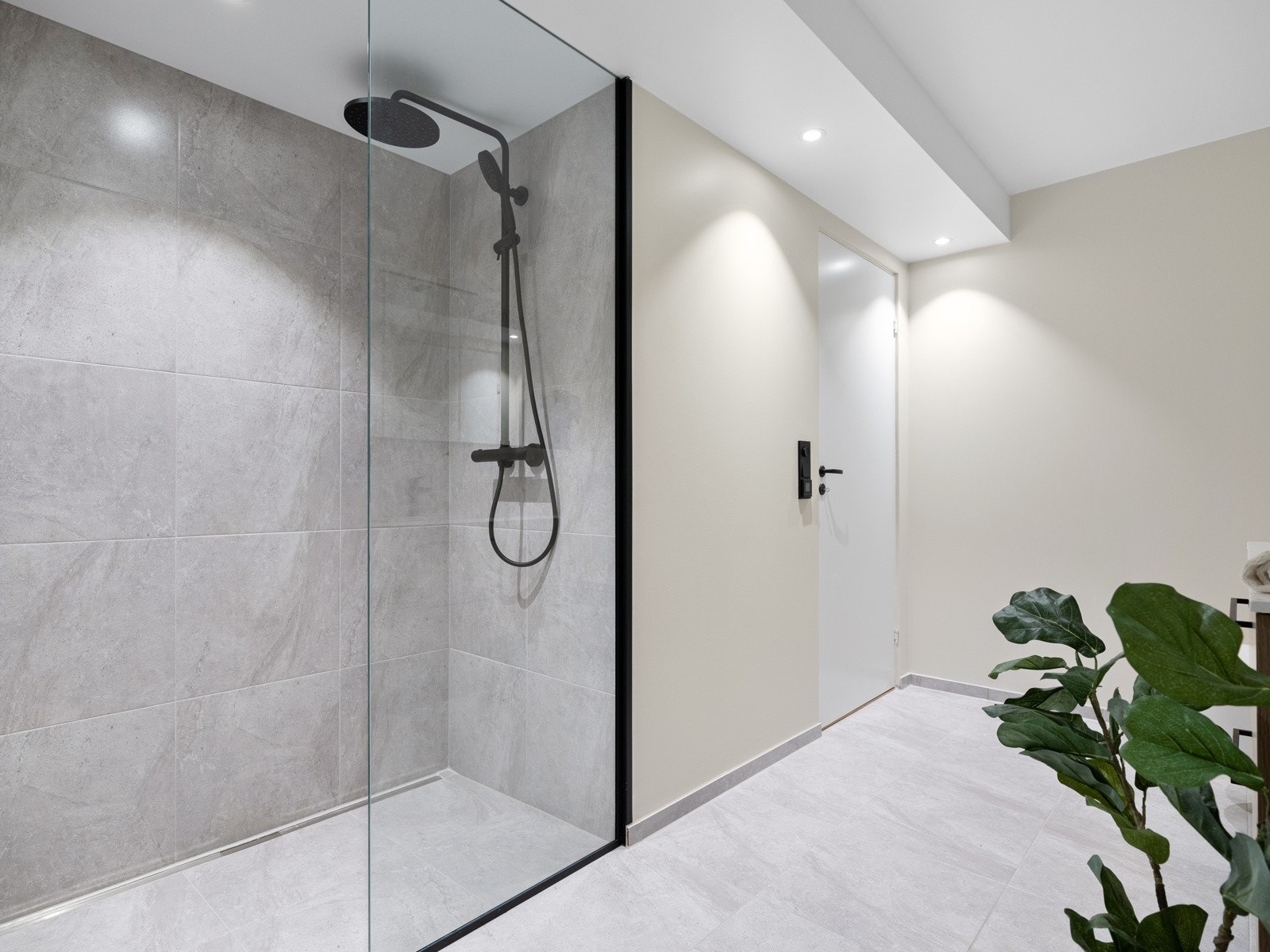 Badet har fastmontert dusjvegg og rainshower. Galleribilde