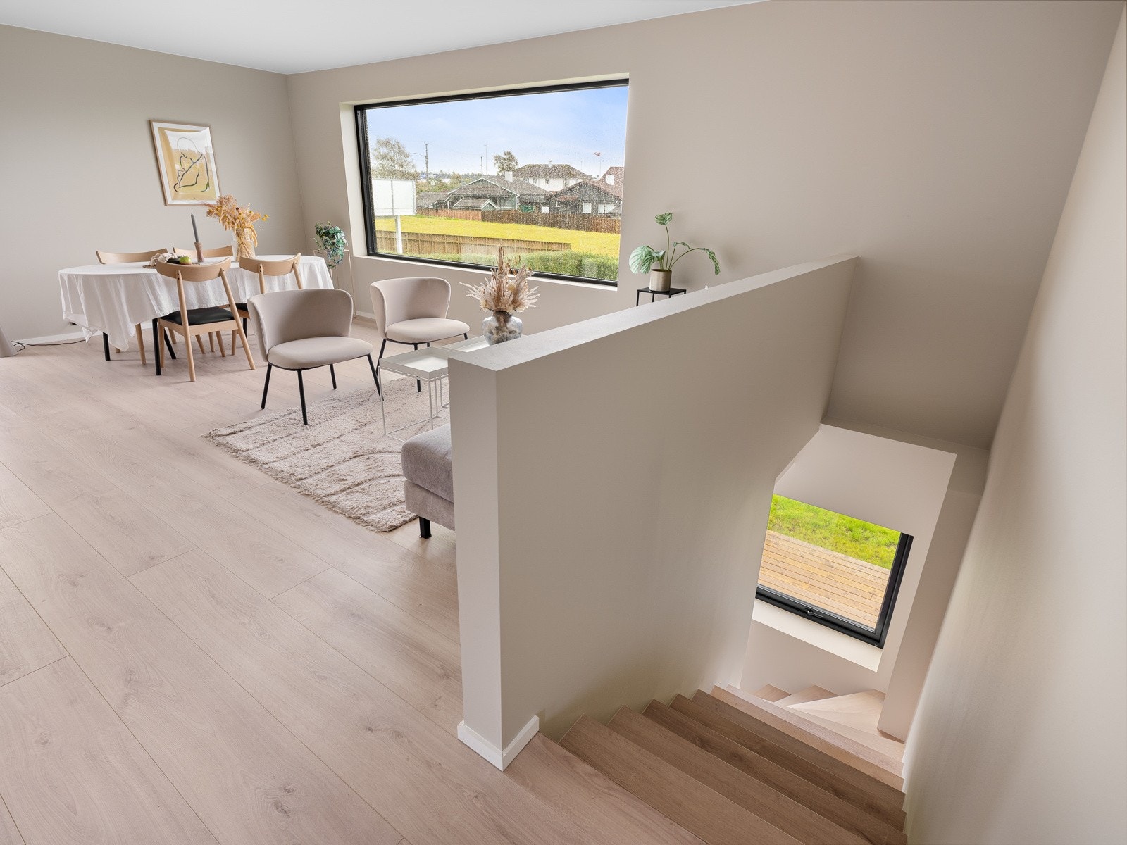 De store vinduene slipper inn rikelig med dagslys og fremhever de nøye utvalgte fargetonene på veggene, noe som skaper en atmosfære av ro og velvære. Galleribilde