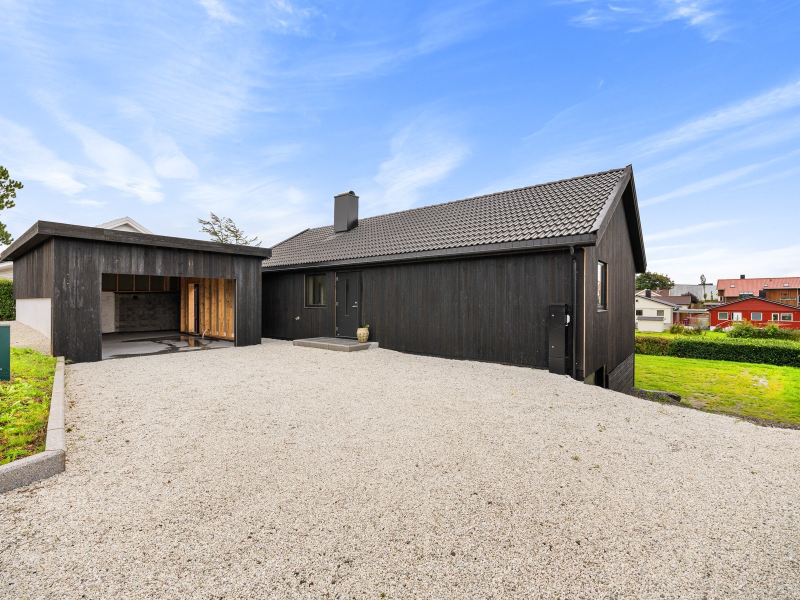 Egen garasje på tomten, samt rikelig med parkeringsplass. Galleribilde