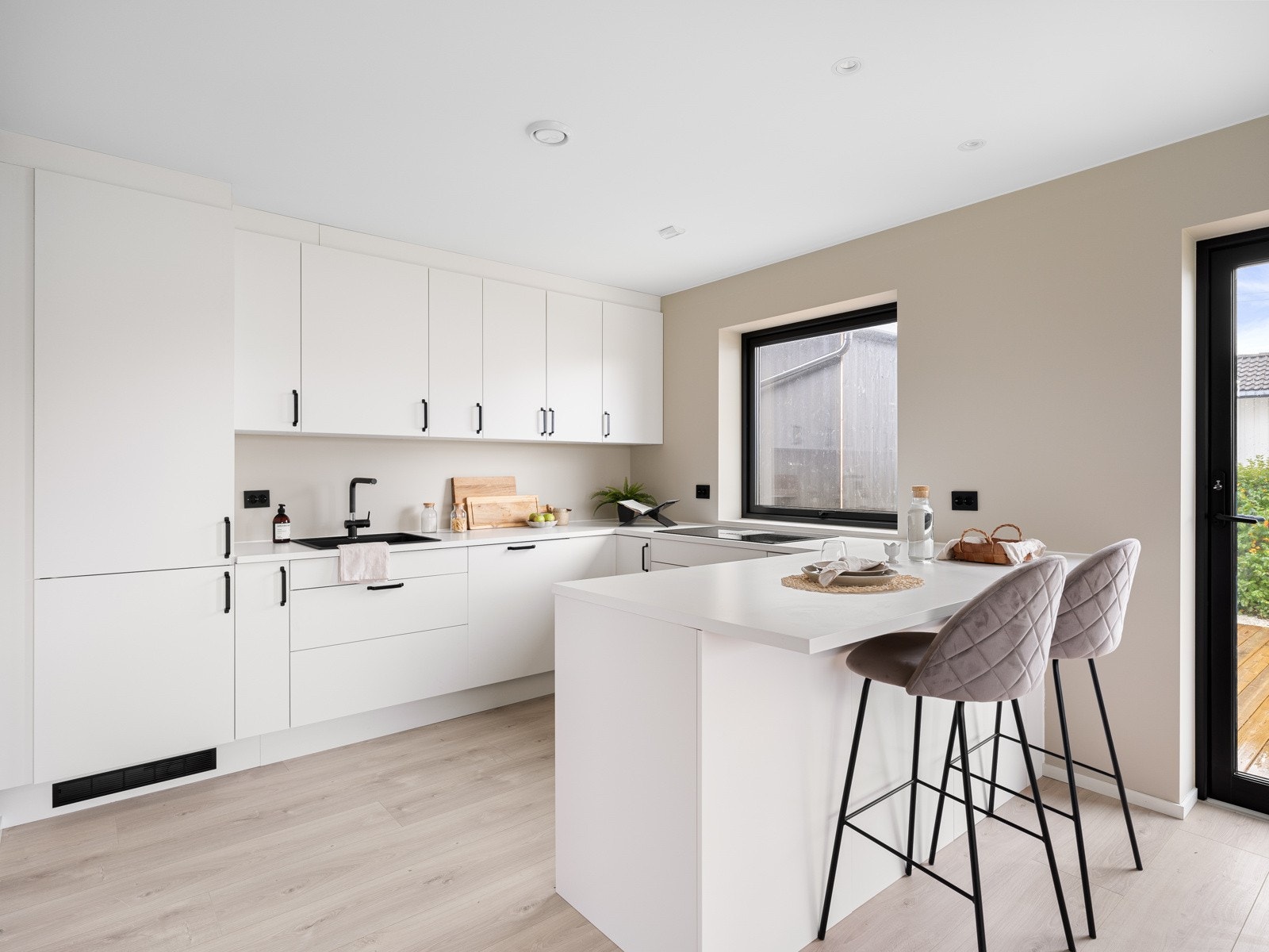 Med en kjøkkeninnredning fra Norema, fremstår rommet både klassisk og tidløst. Galleribilde