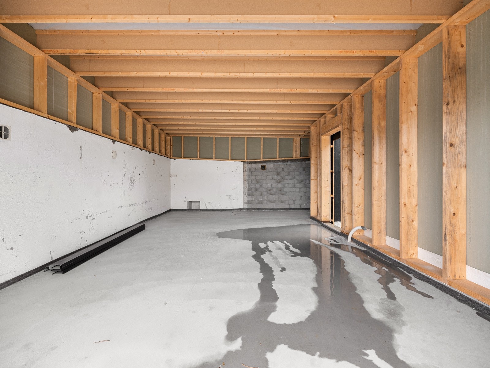 Romslig garasje med plass til lagring. Galleribilde