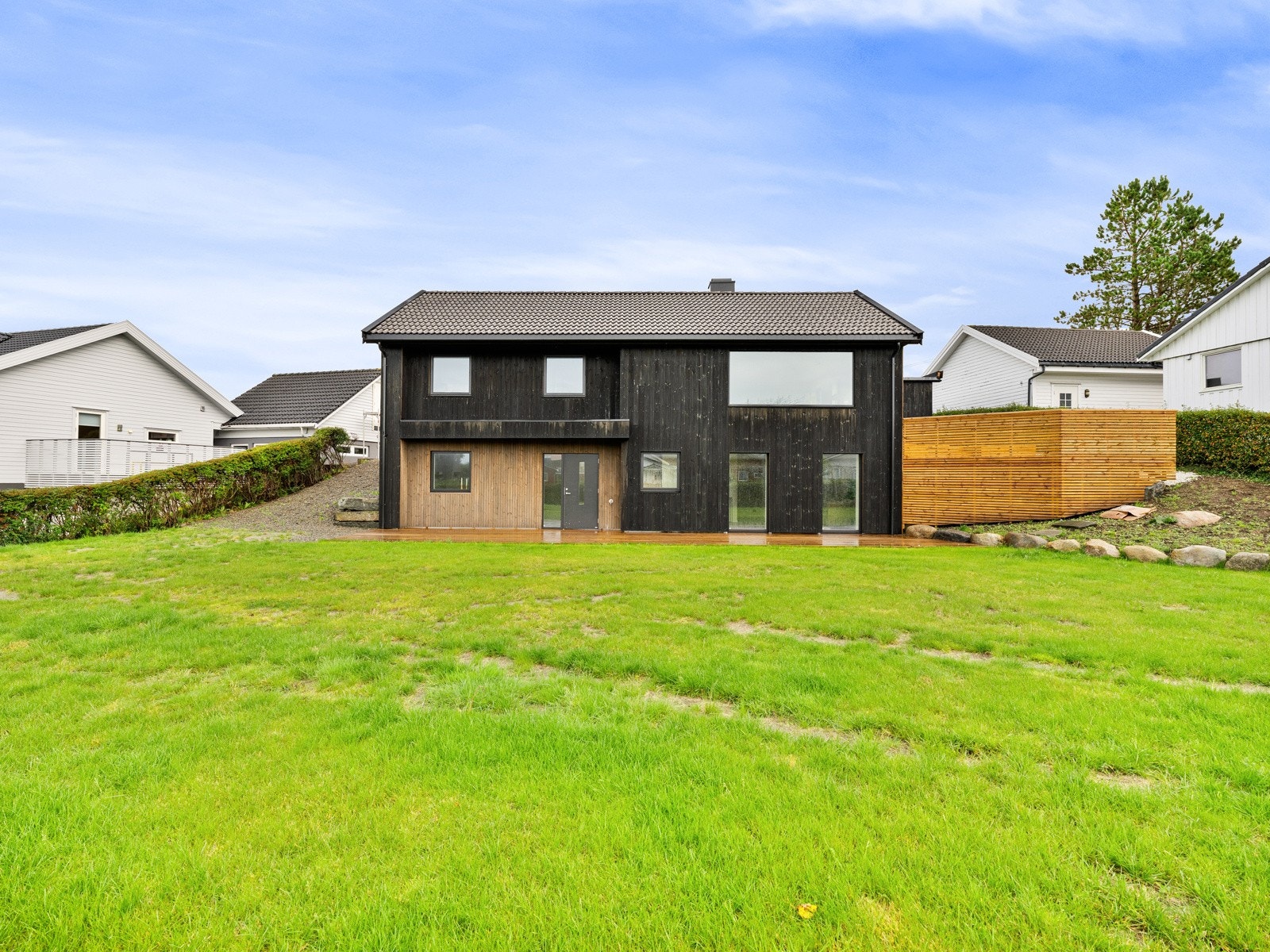 Med en innbydende hage og flere soner for avslapning og lek, passer tomten perfekt for en barnefamilie. Galleribilde