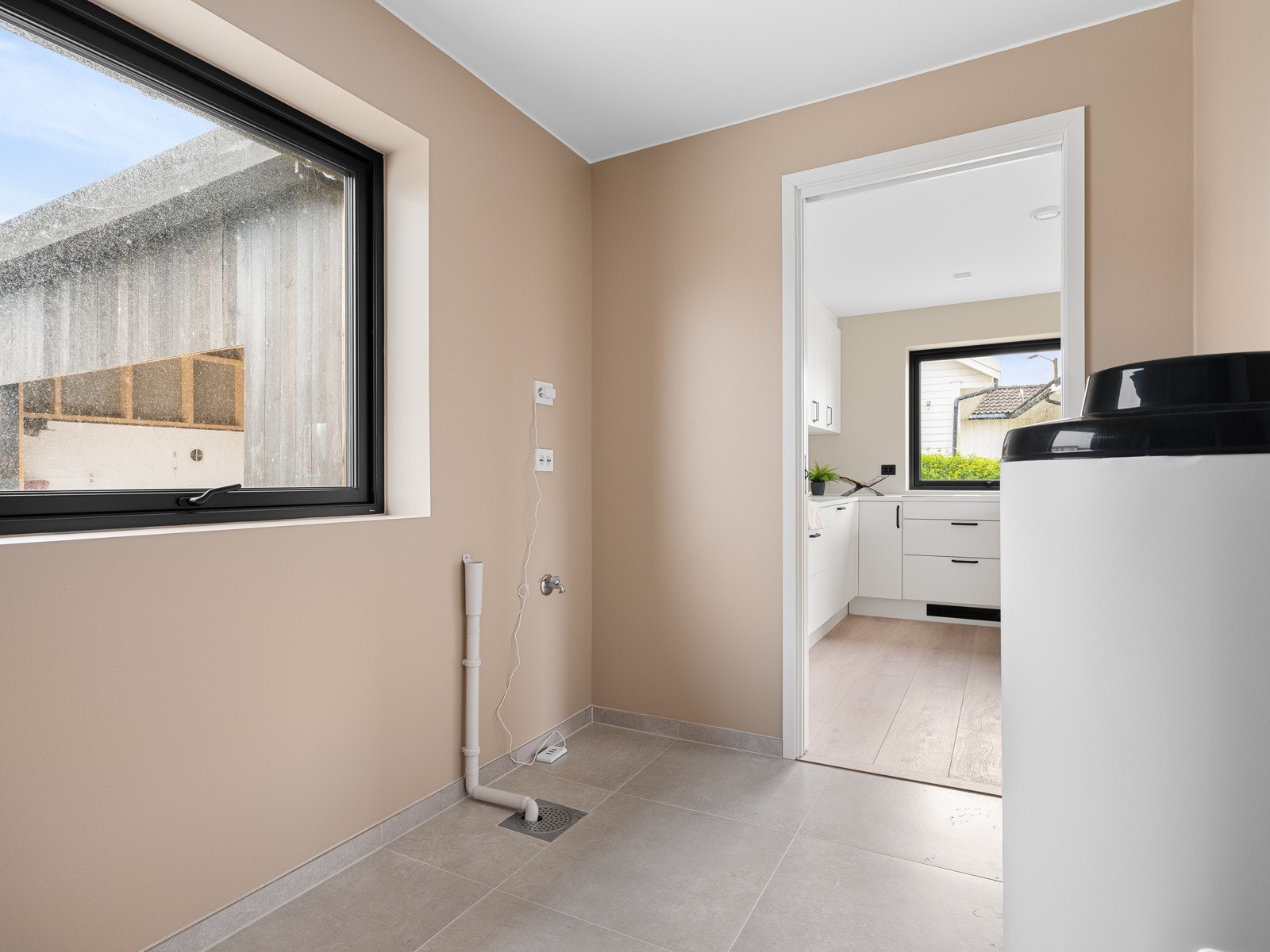 Vaskerommet er et essensielt rom for en smidig hverdag, spesielt for familier eller de med en aktiv livsstil. Galleribilde