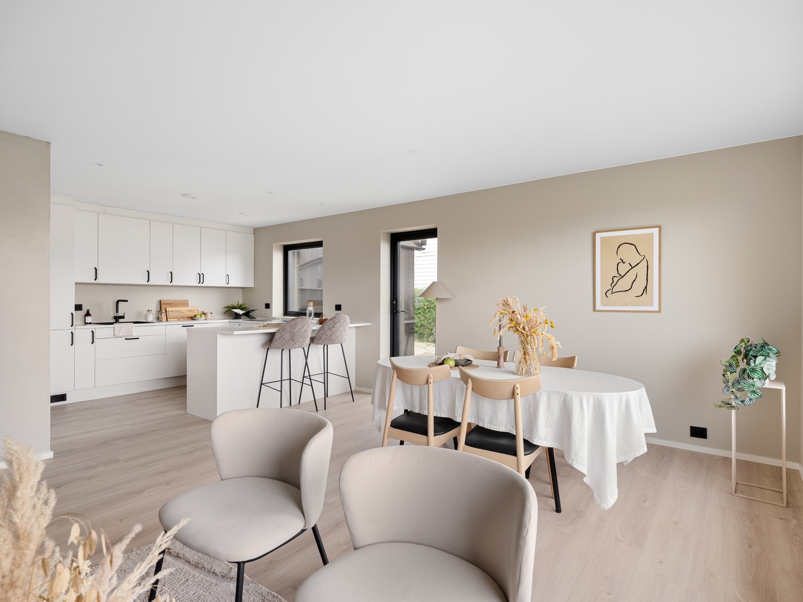 Kjøkken og stue ligger i en velfungerende åpen løsning. Galleribilde