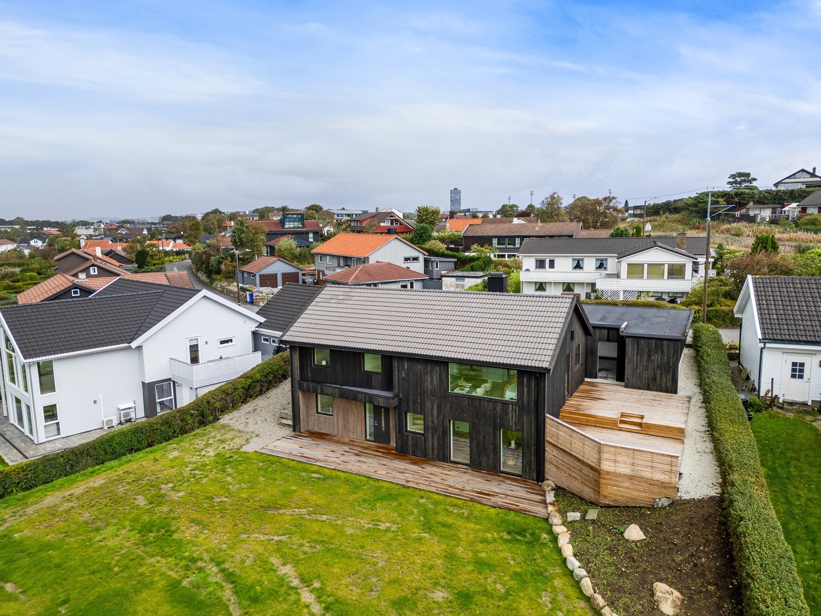 Eiendommen ligger i et sentrumsnært og barnevennlig boligområde på Bryne. Galleribilde