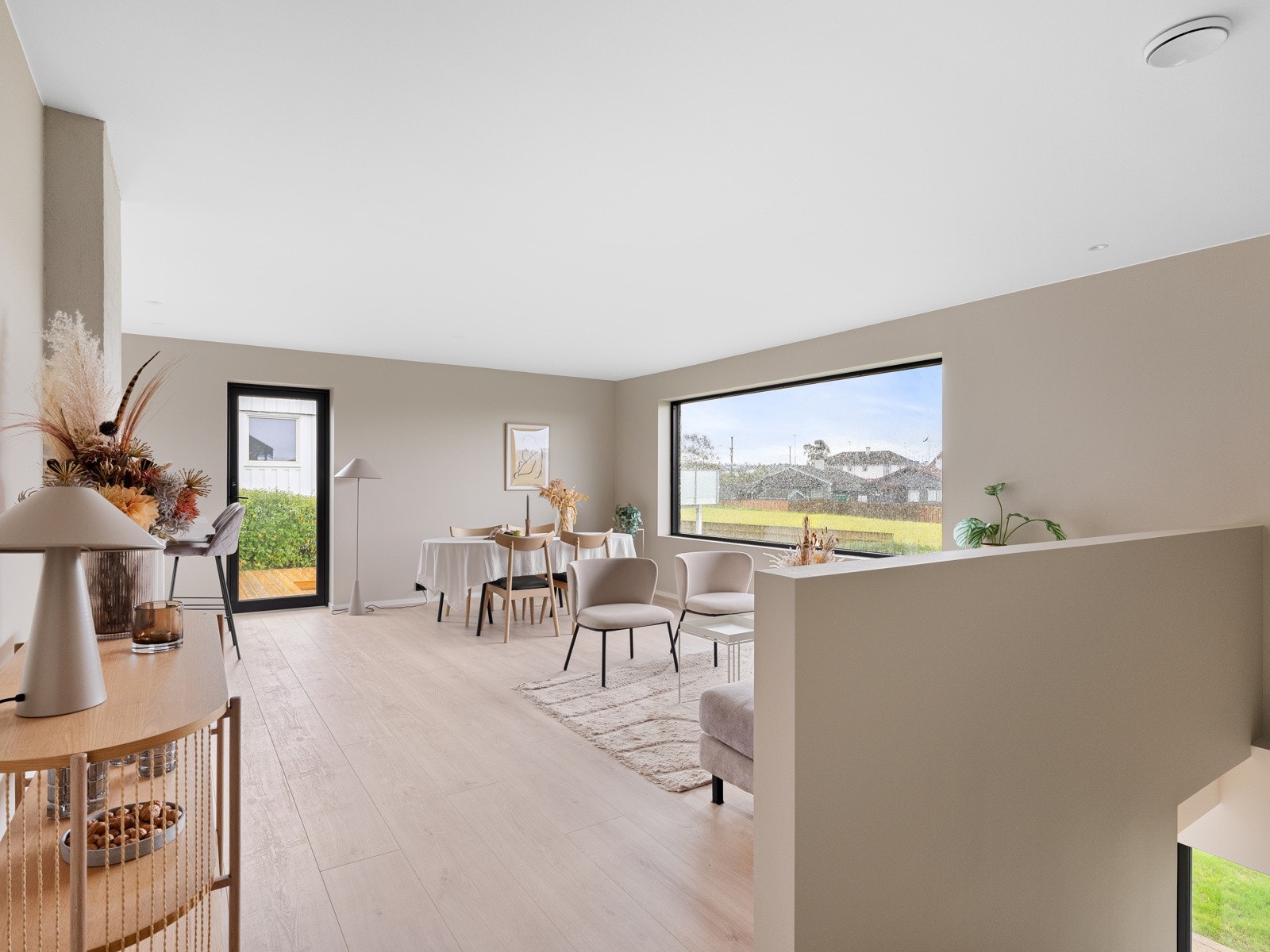 Denne boligen representerer en unik mulighet for de som ønsker en barnevennlig beliggenhet, energivennlige løsninger og et moderne hjem klart til innflytting. Galleribilde