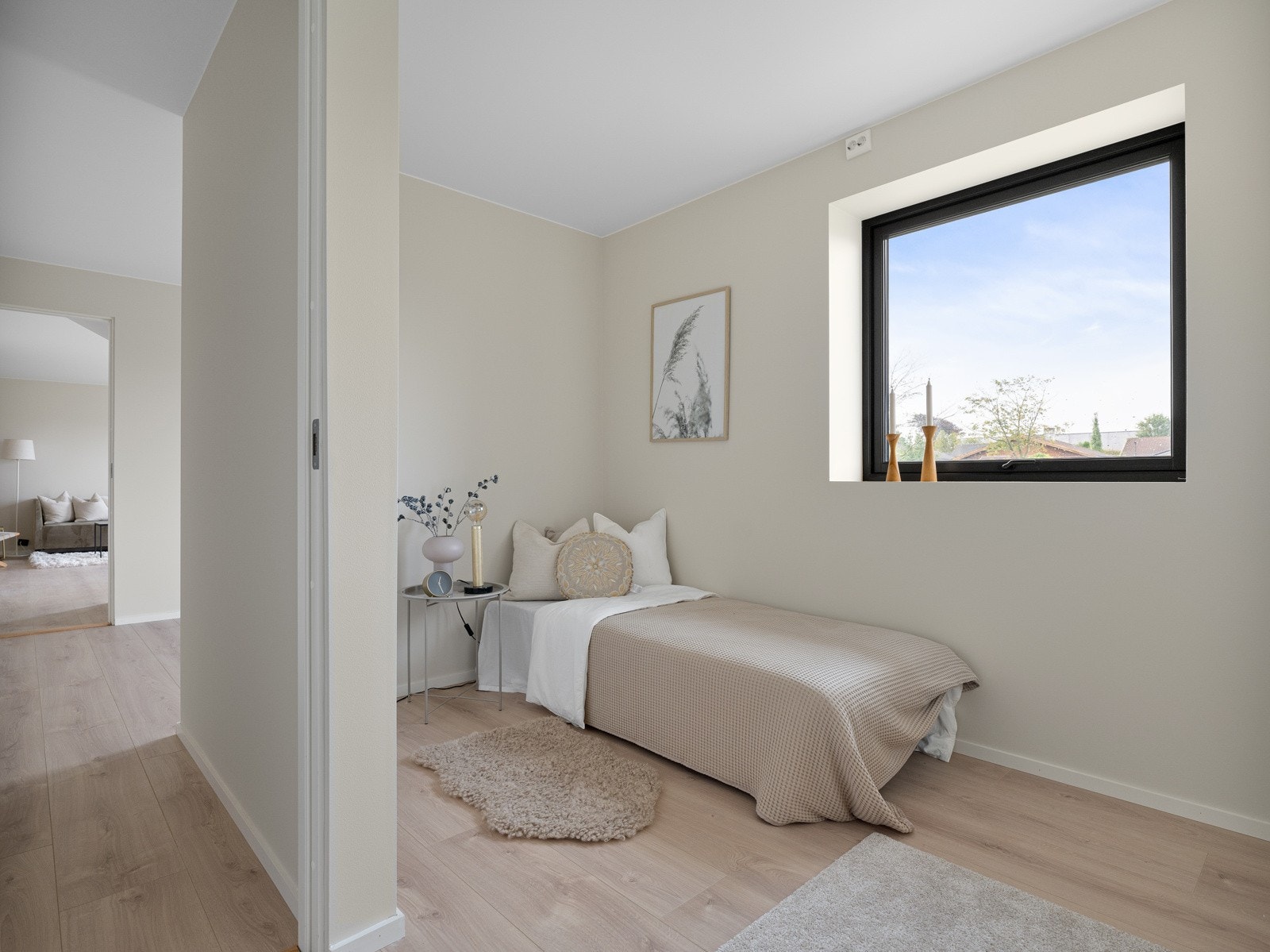 I underetasjen finner man et soverom med god plass til seng og naattbord. Galleribilde