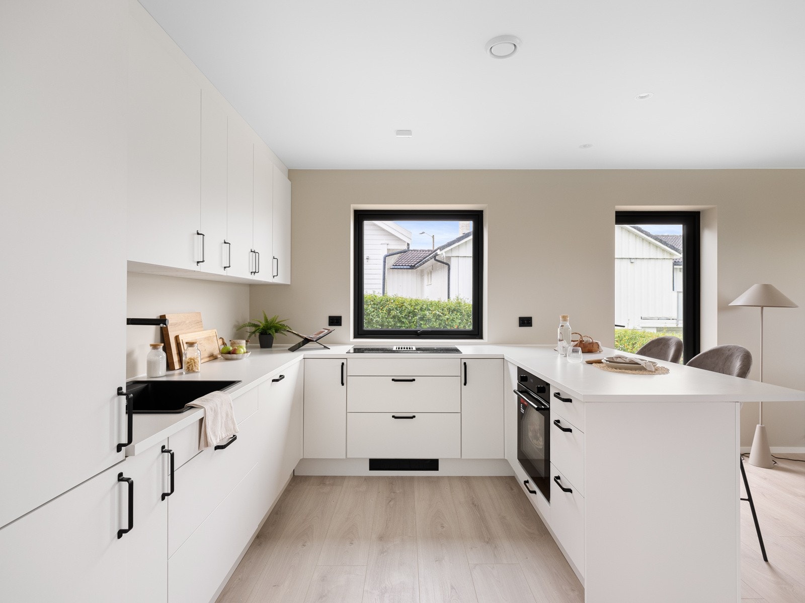 Kjøkkenet er designet for å maksimere både arbeidsflate og lagringsplass, noe som gir gode muligheter for organisering og oppbevaring av kjøkkenutstyr Galleribilde