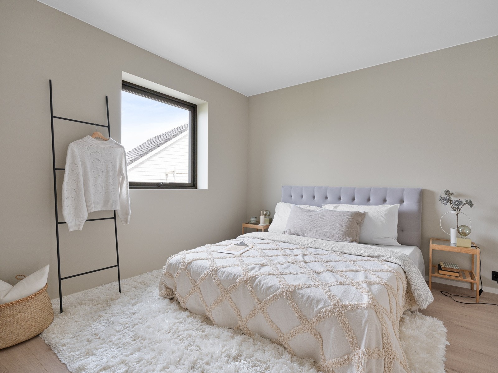 Det første soverommet, beliggende i hovedetasjen, har en generøs størrelse som tillater for både en dobbeltseng og tilhørende nattbord uten at det går på bekostning av romfølelsen. Galleribilde