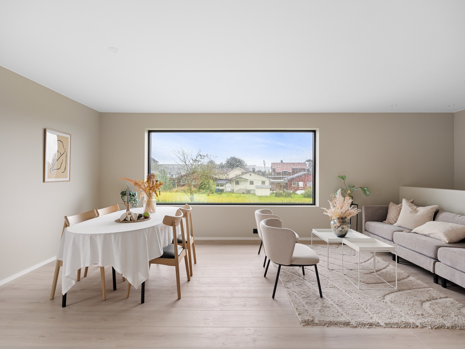 Boligen har gjennomgått en omfattende oppgradering både innvendig og utvendig i 2023/2024, noe som sikrer en moderne og høy standard. Galleribilde