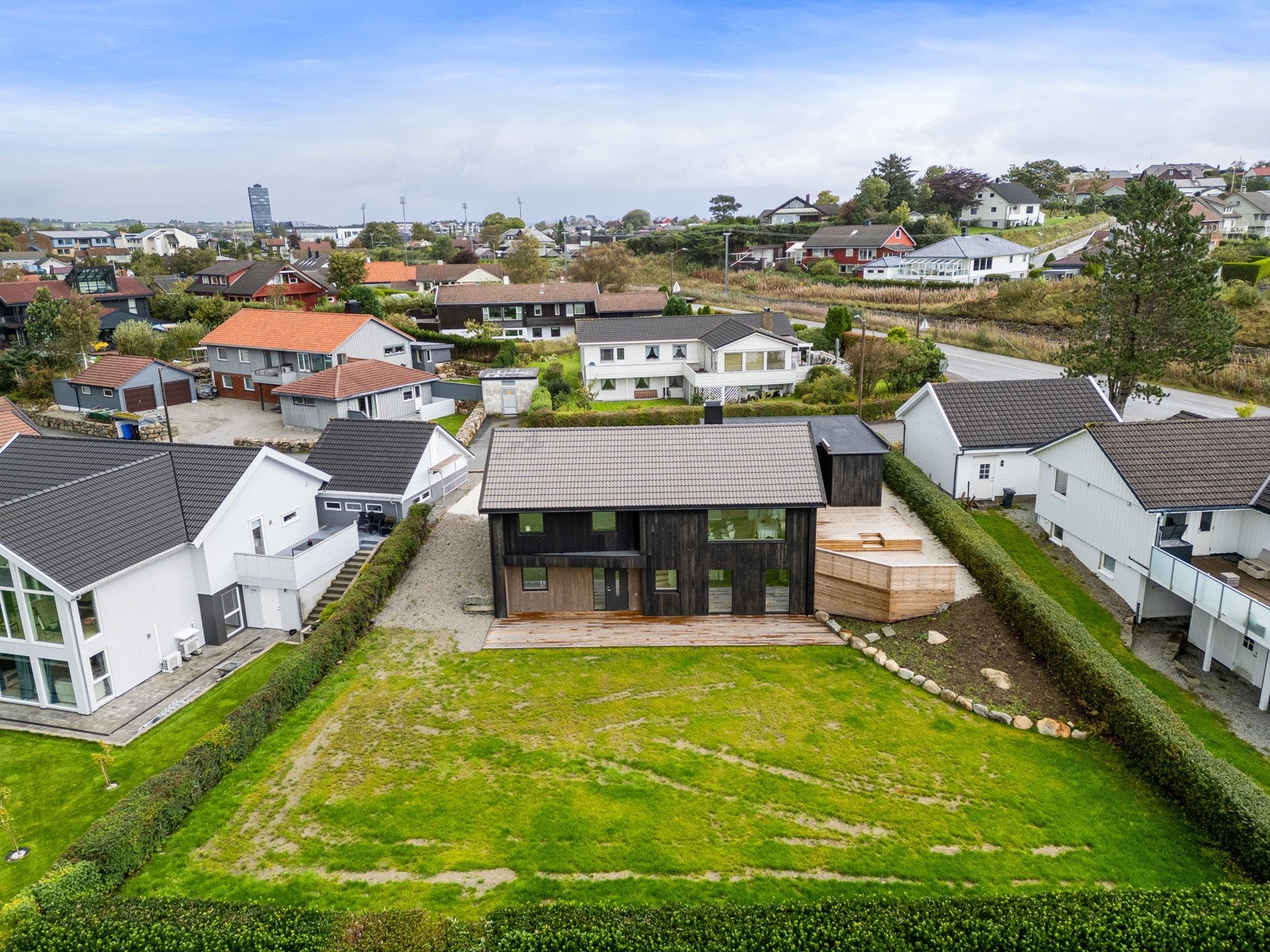 Dreneringen er ny, der det og er nye bunnledninger, takvannsystem. I tillegg til at det er ny stoppekran for vann, ny spyle/stakekum for spillvann og ny drenskum. Galleribilde