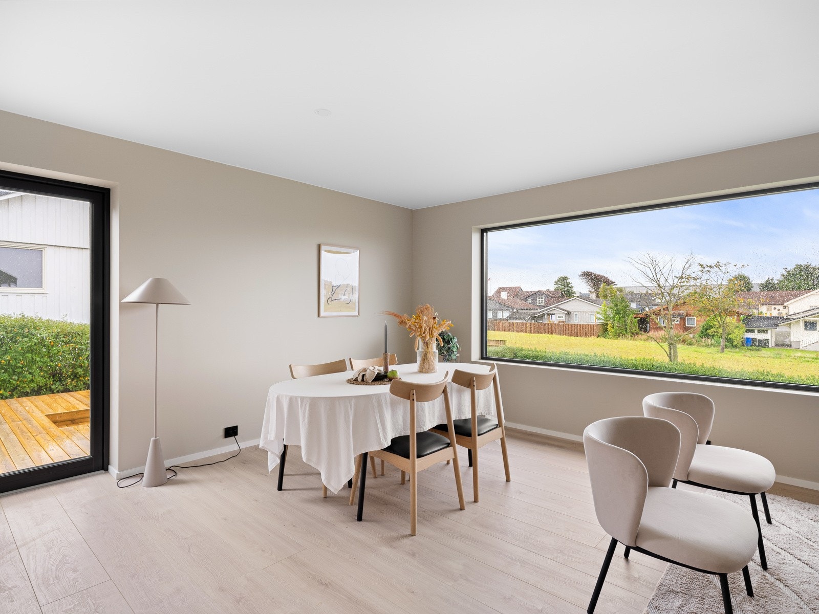 Stuen utgjør et sentralt samlingspunkt i hjemmet, med generøs plass som inviterer til både avslapning og sosiale anledninger. Galleribilde