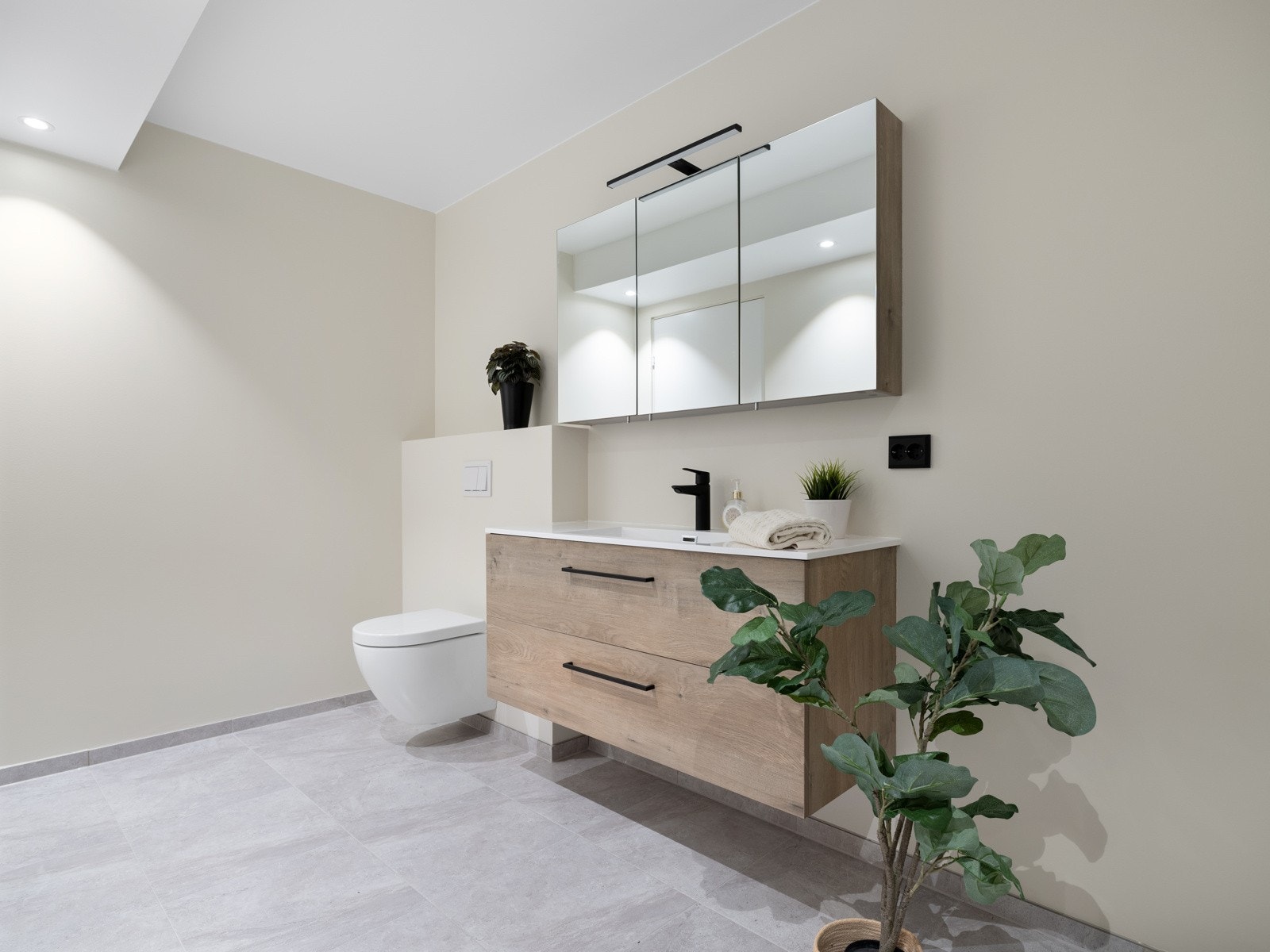 Her er det fliselagt gulv og dusjsone, samt malte veggflater ellers. Galleribilde