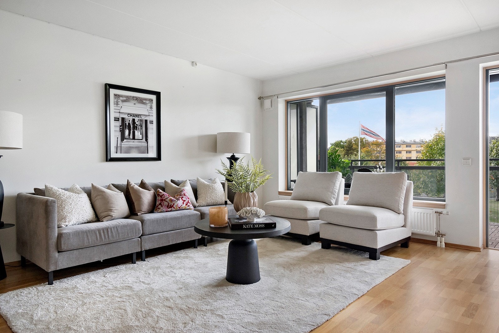 Stuen er lys og innbydende, med god plass til sofa og andre møbler, perfekt for avslapning eller sosiale sammenkomster. Utgangen til balkongen gir enkel tilgang til friluftslivet, noe som gjør det lett å nyte både morgenkaffen ute og hyggelige kvelder Galleribilde