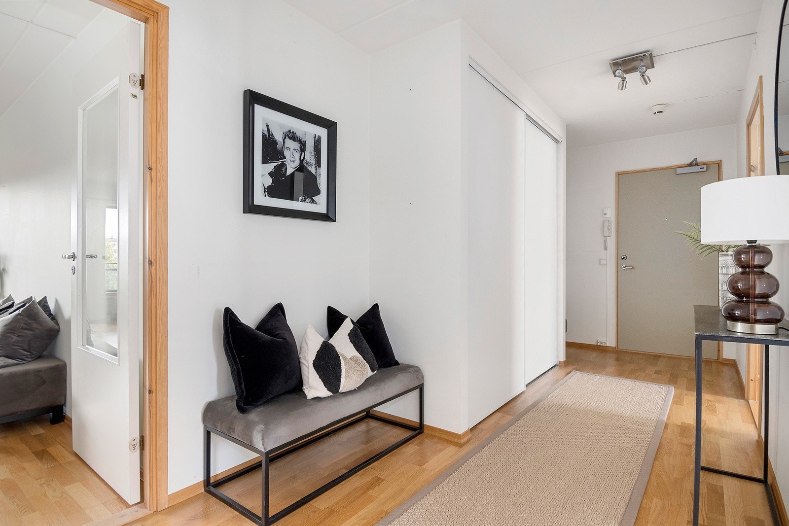Romslig entré med rikelig plass til å henge av seg. Galleribilde