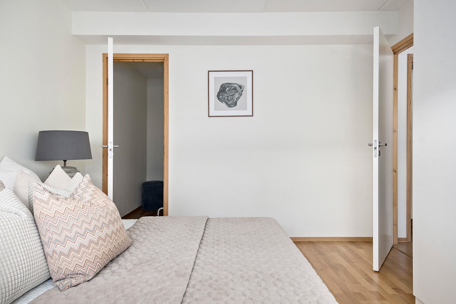 Romslig hovedsoverom med walk-in garderobe, som gir god plass til oppbevaring av klær og tilbehør. Dette soverommet er lyst og innbydende, og har plass til en stor seng samt tilleggsmøbler, noe som skaper et komfortabelt og funksjonelt rom for avslapning. Galleribilde