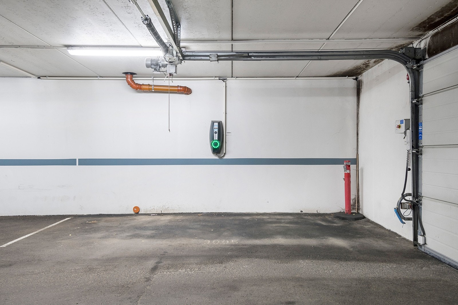 Det følger med en garasjeplass med elbillader i det felles garasjeanlegget. Galleribilde