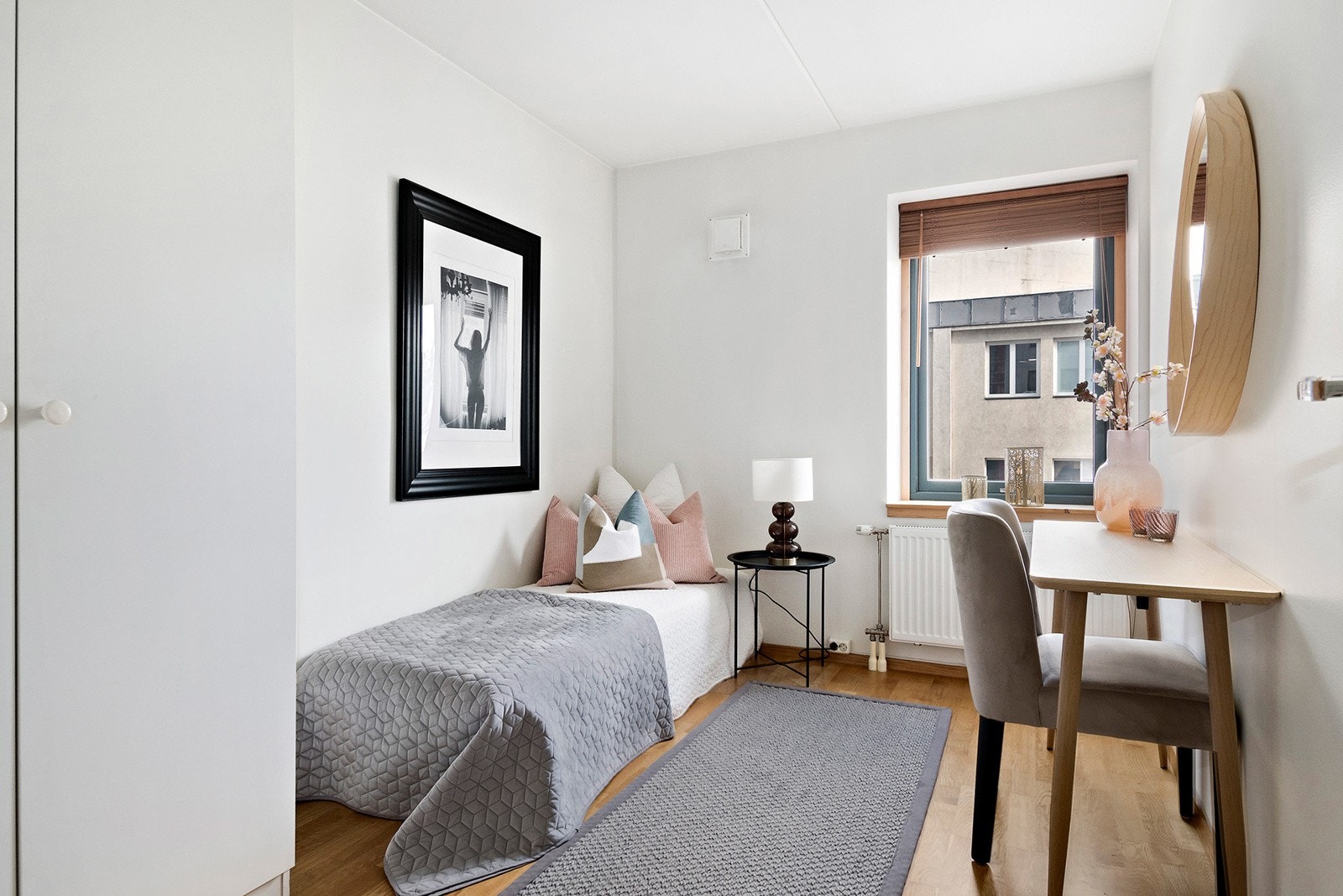 Det andre soverommet er romslig og lyst, perfekt som barnerom, gjesterom eller hjemmekontor. Her er det godt med oppbevaringsmuligheter, med plass til både seng, garderobe og skrivebord Galleribilde