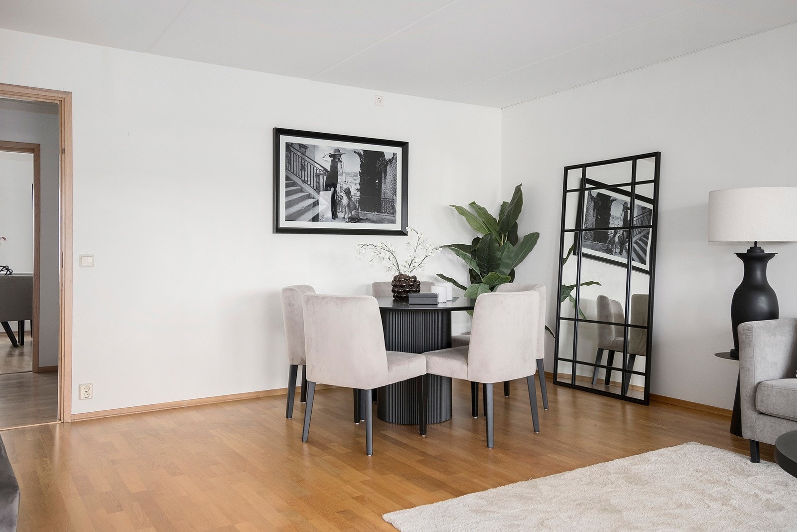 Spisestue med god plass til gjester! Galleribilde