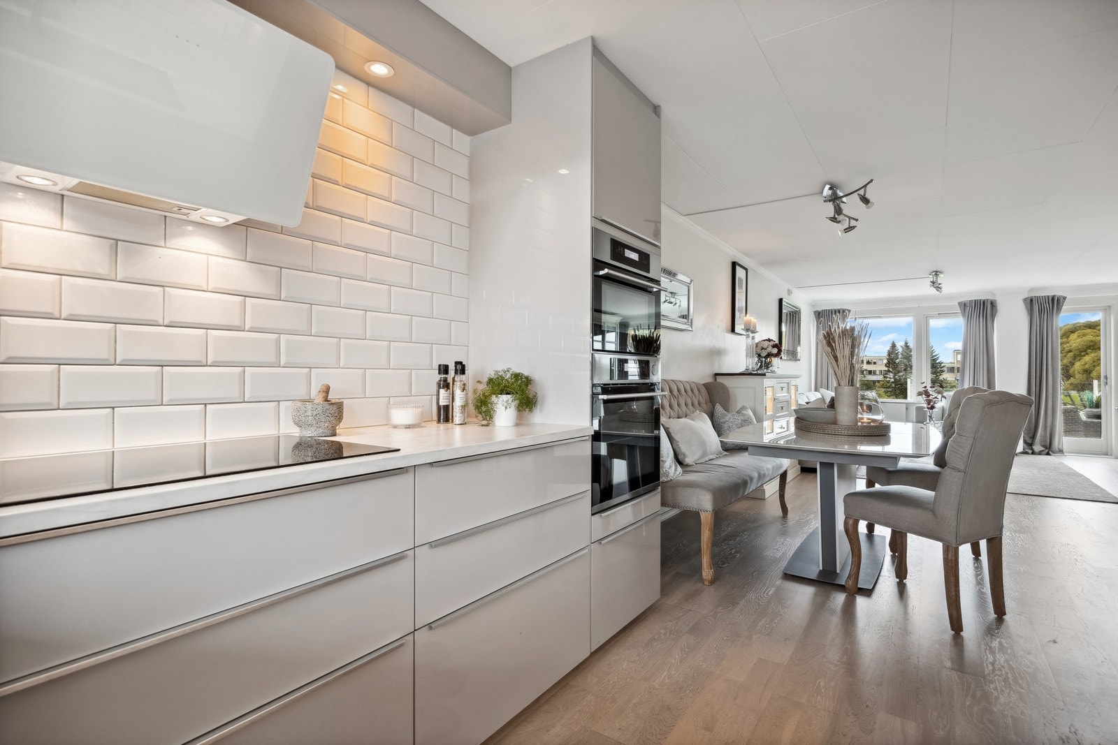 Masse benk- og skapplass og store vindu som gir godt med naturlig lysinnslipp. Galleribilde