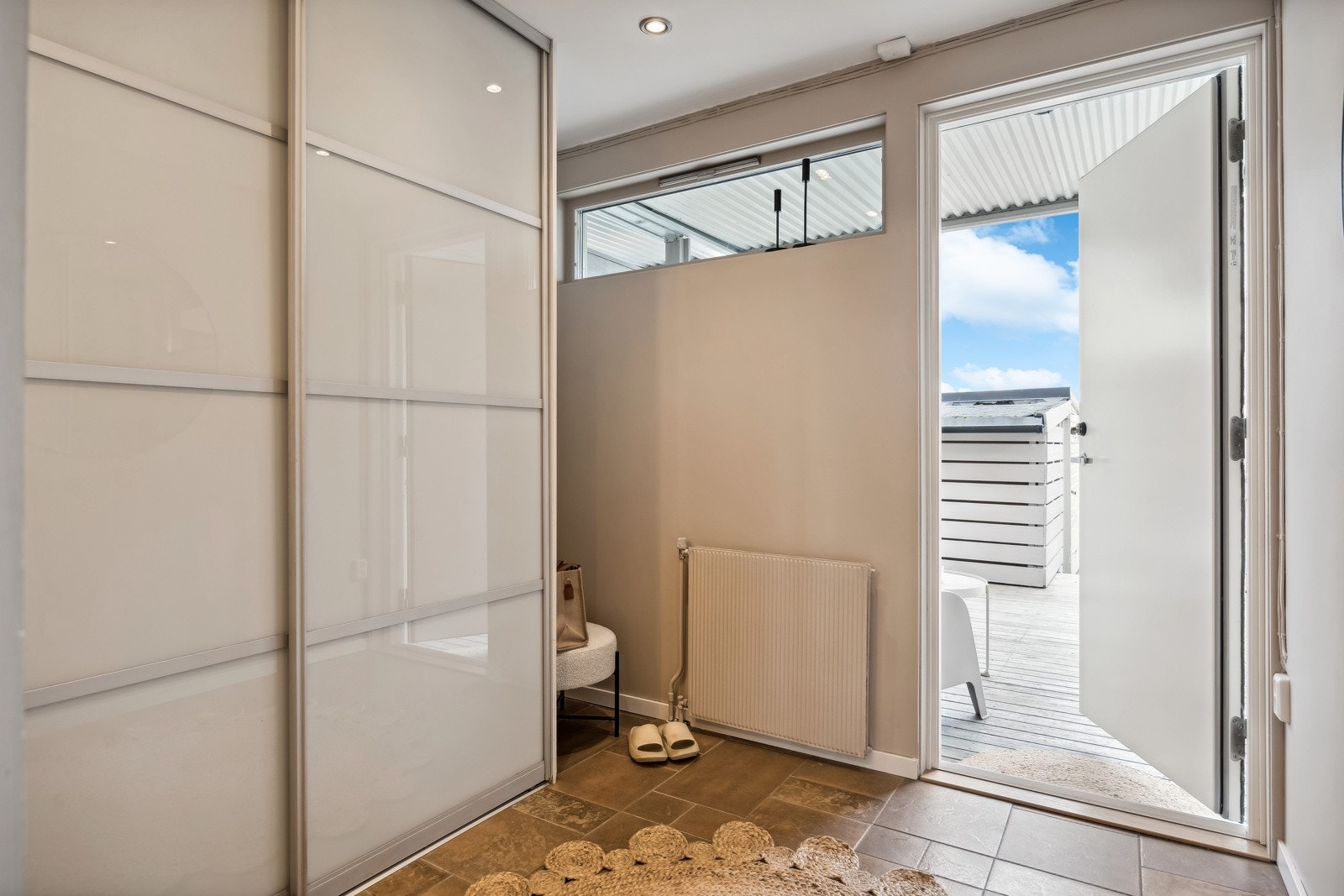 Boligen har en innbydende og fin entre med stort garderobeskap. Galleribilde