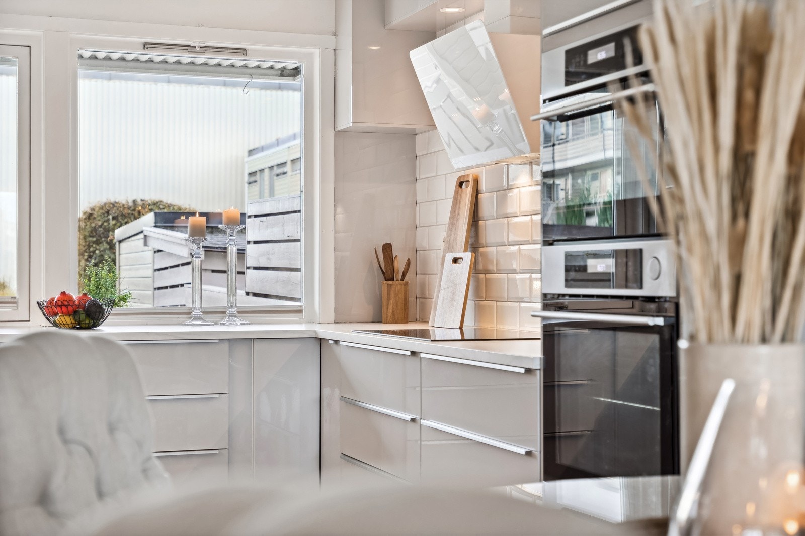 Integrert stekeovn, platetopp, oppvaskmaskin, mikrobølgeovn og kjøleskap. Galleribilde