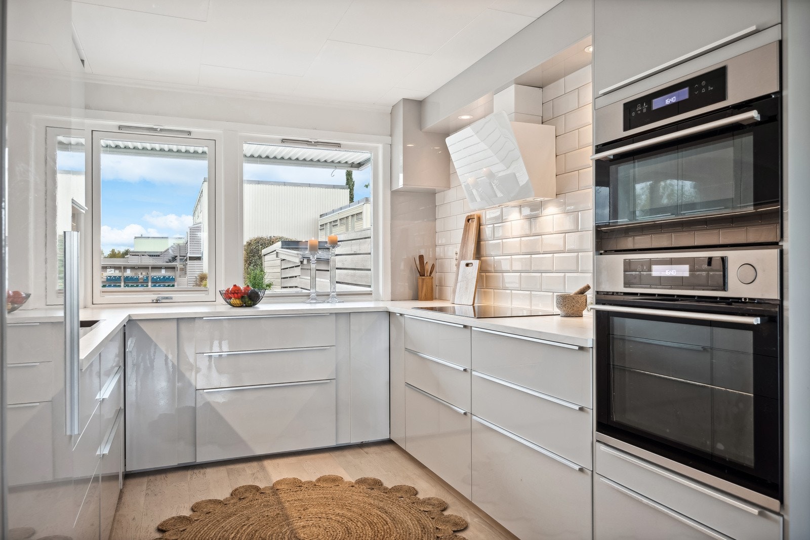 Innredning med glatte fronter og benkeplate av laminat. Galleribilde