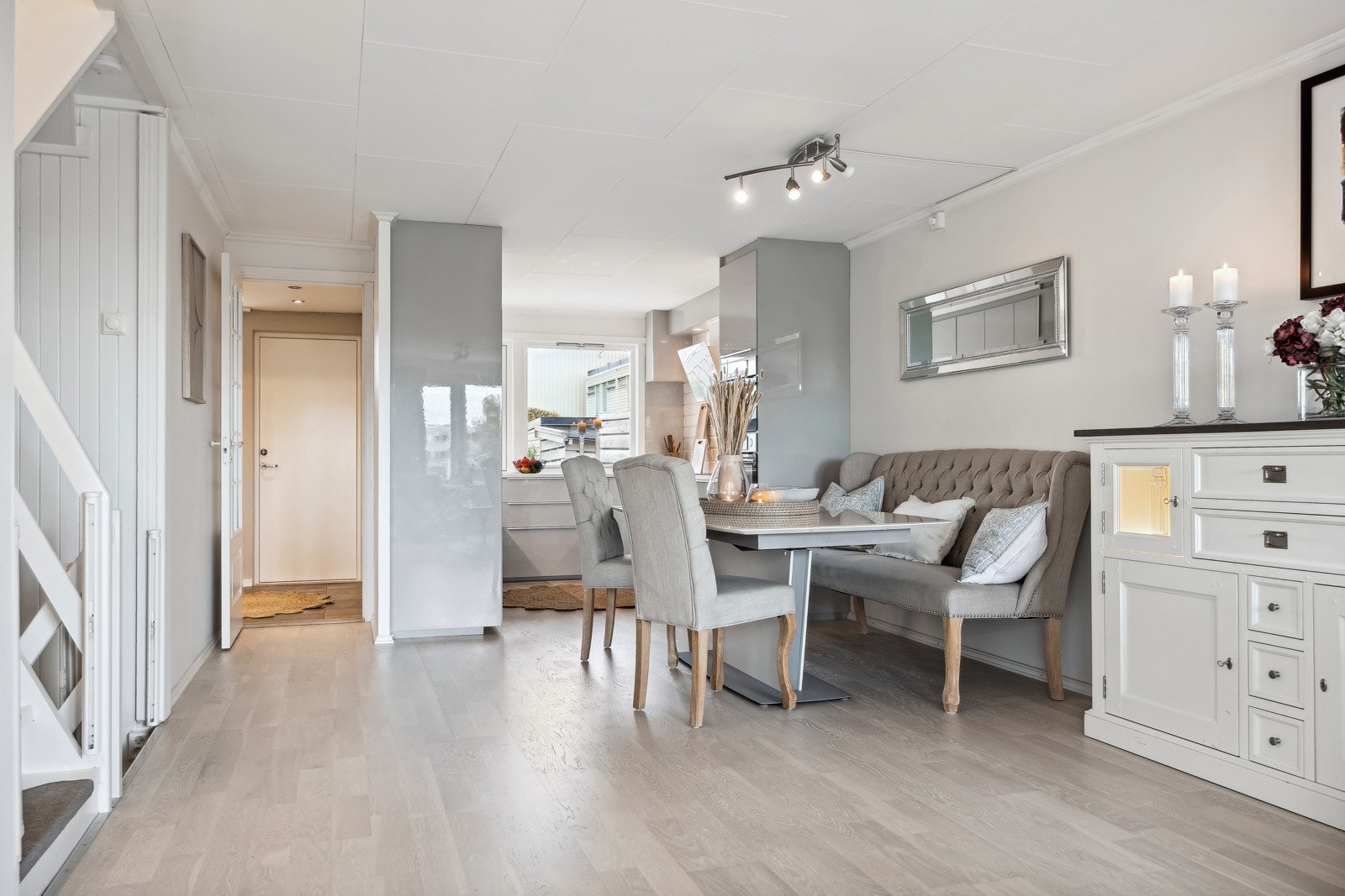 Med naturlig inndelte brukssoner passer det utmerket med spisebord utenfor kjøkkenet. Galleribilde