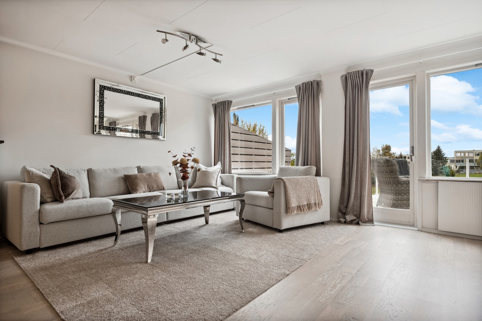 Stuen ligger i 1. etasje og måler hele 35 kvm. Galleribilde